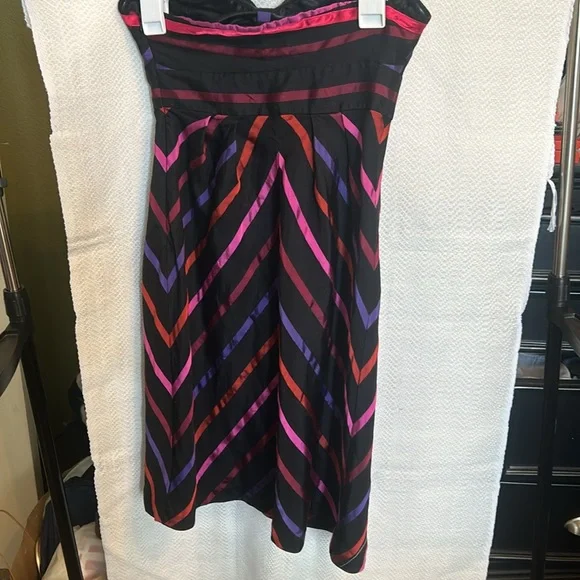 Guess Strapless cocktail Dress with Chevron Pattern. - Picture 2 of 3